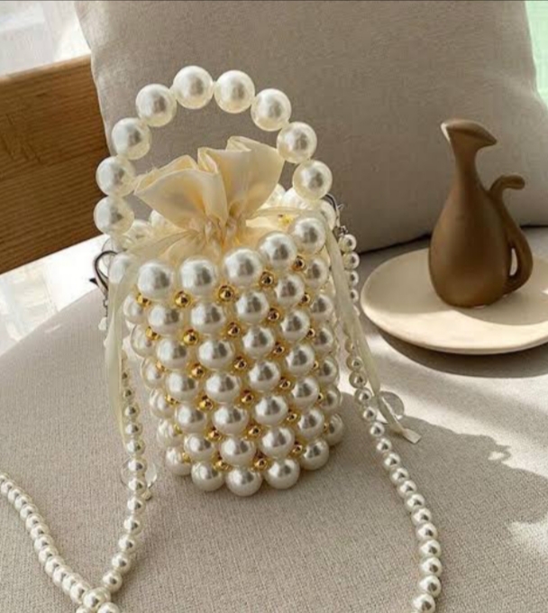 White pearls bag 🛍️