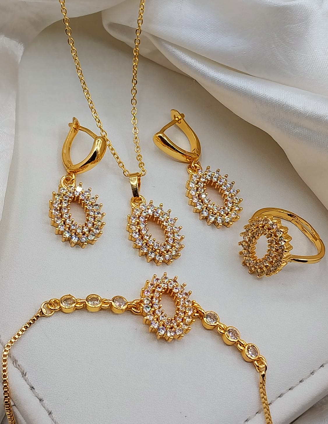 *China gold plated locket set  2000👈🏻🤷‍♀️🥰* `250 Delivery Charges`   *Note*: `FULL PAYMENT ADVAN 2