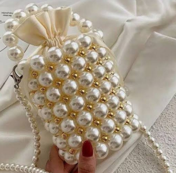 White pearls bag 🛍️