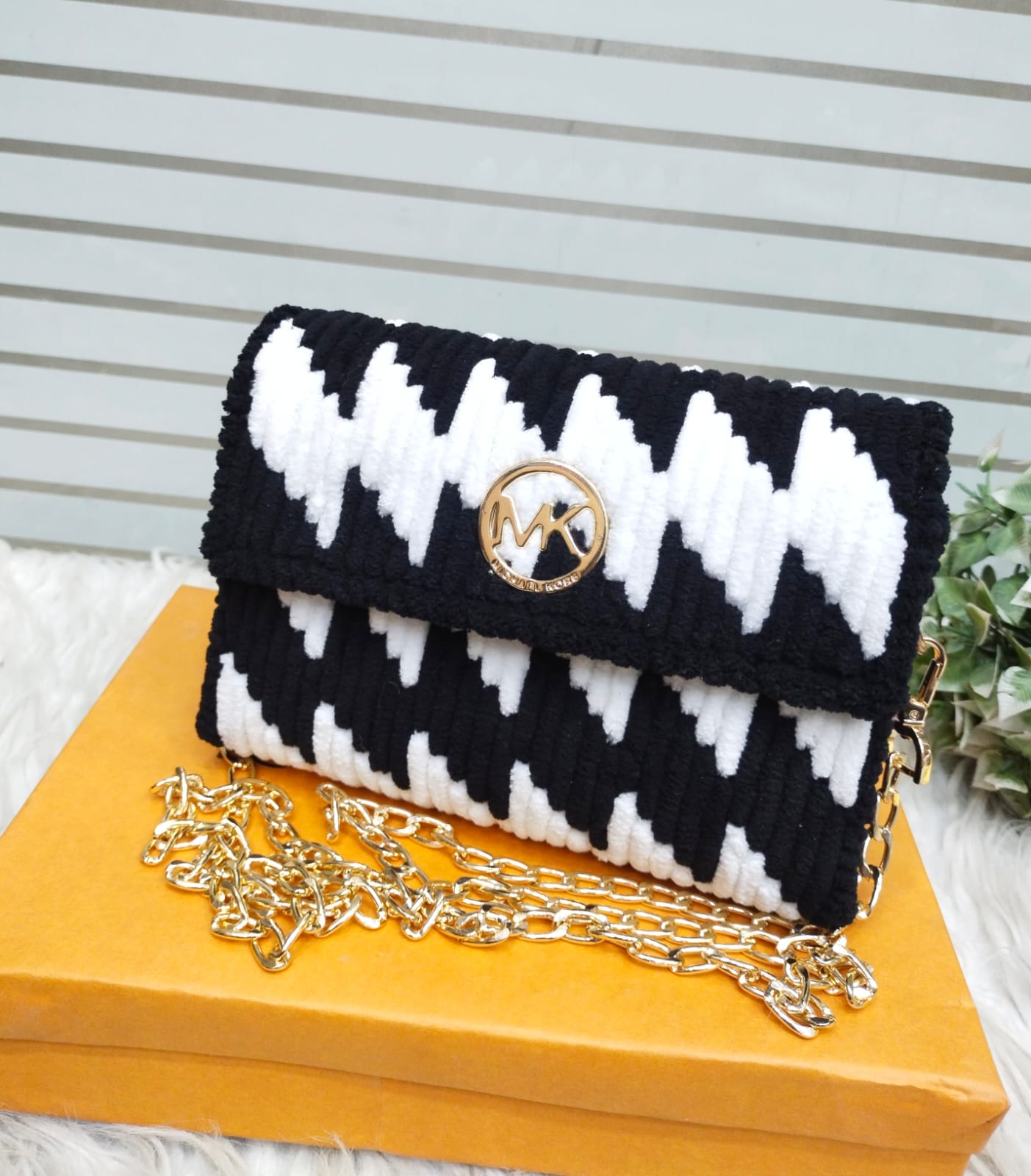 💖 TOP DEMANDING ARTICLE 💖    💖 M.K Woolen Handmade CLUTCH & Crossbody  For GIRLS 💖 ✨ *_Size : me