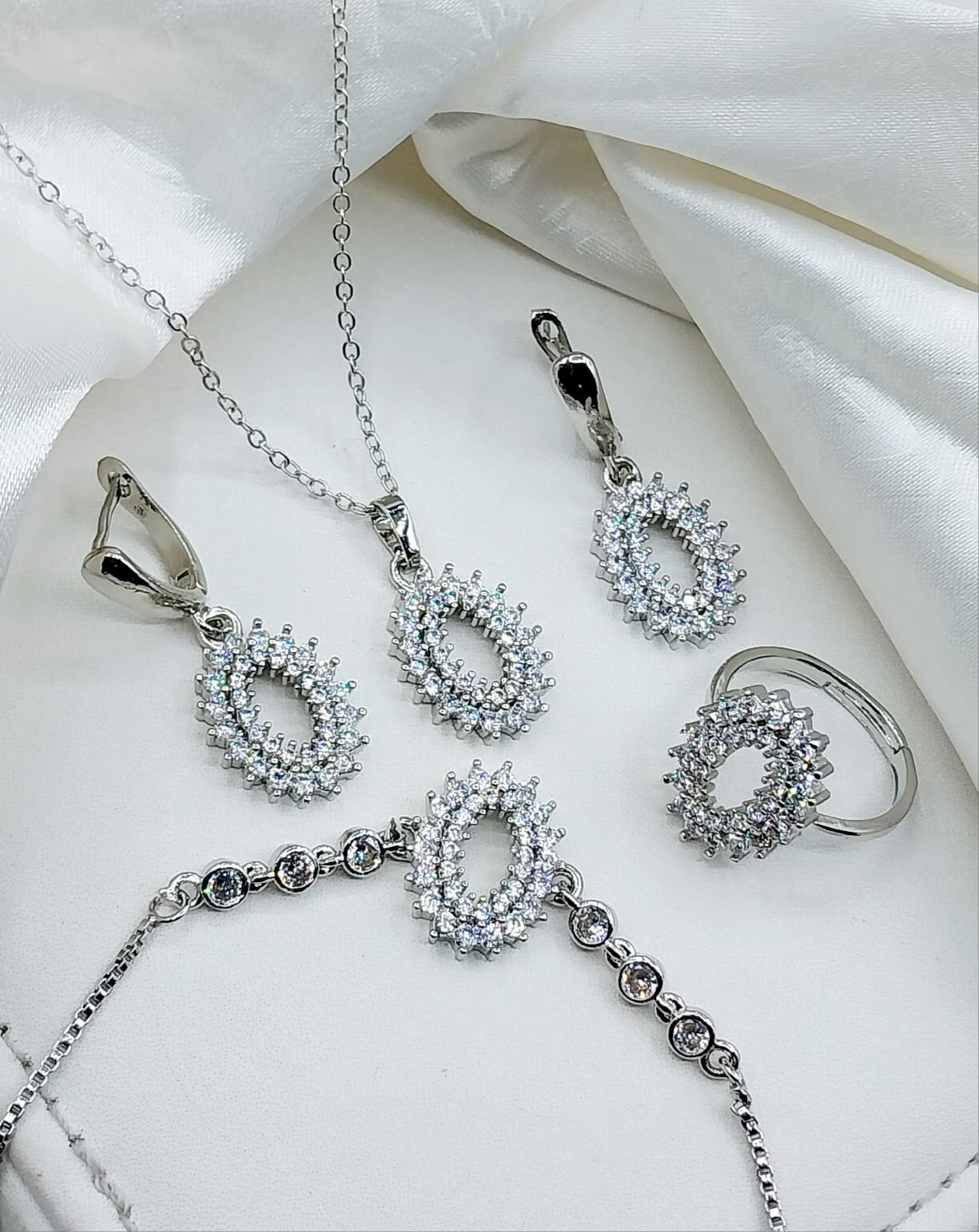 *China gold plated locket set  2000👈🏻🤷‍♀️🥰* `250 Delivery Charges`   *Note*: `FULL PAYMENT ADVAN