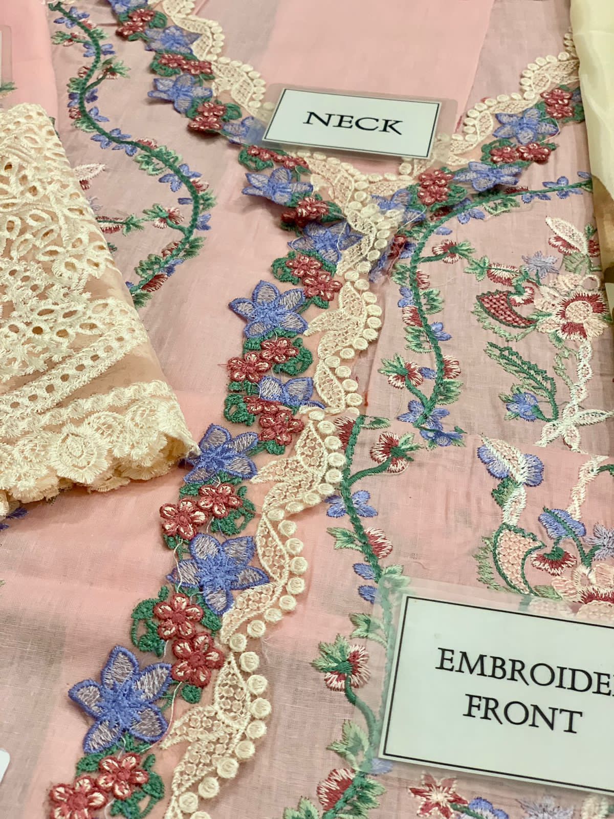 *_MUSHQ NEW HIT CODE NEW TRENDING ARTICLE*  Stuff 3PC *Lawn WITH Silk Dupatta & Cambric Trosuer*  *_