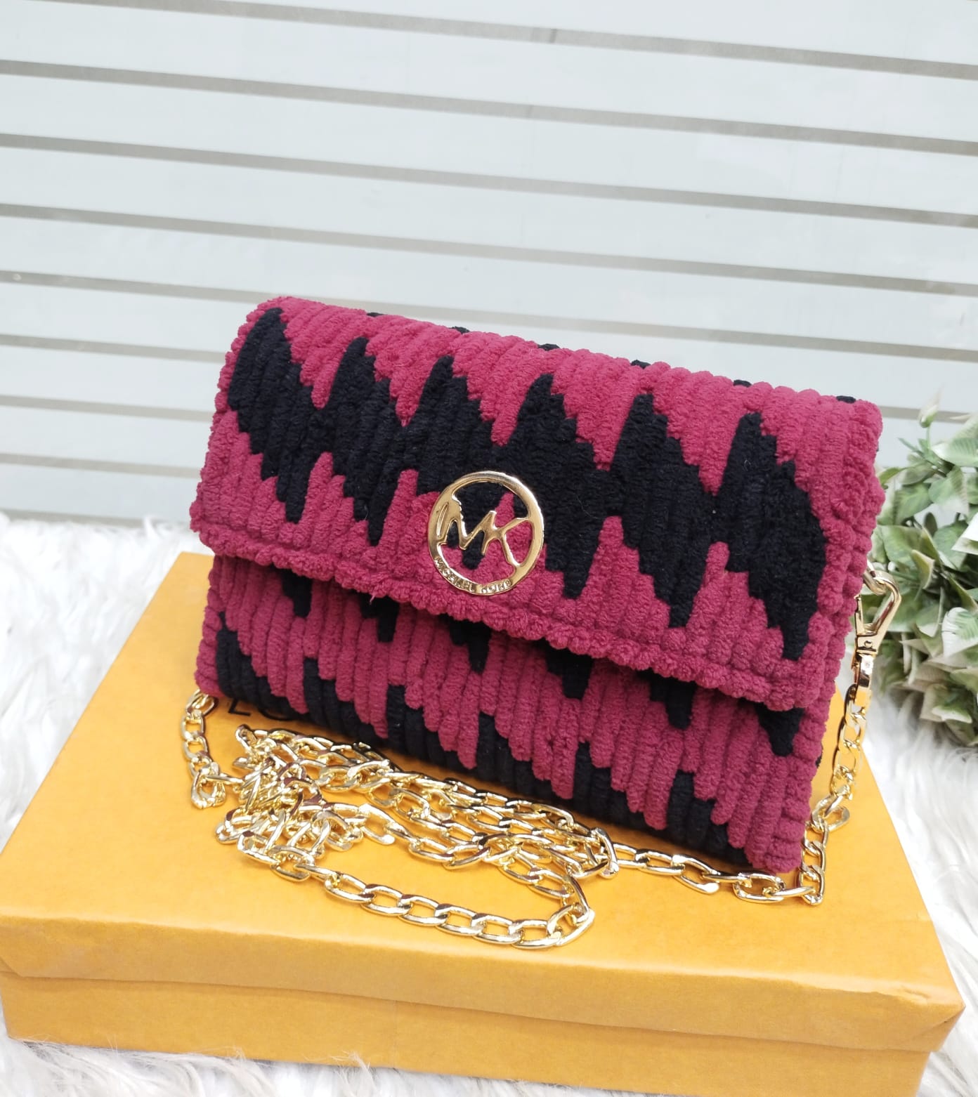 💖 TOP DEMANDING ARTICLE 💖    💖 M.K Woolen Handmade CLUTCH & Crossbody  For GIRLS 💖 ✨ *_Size : me