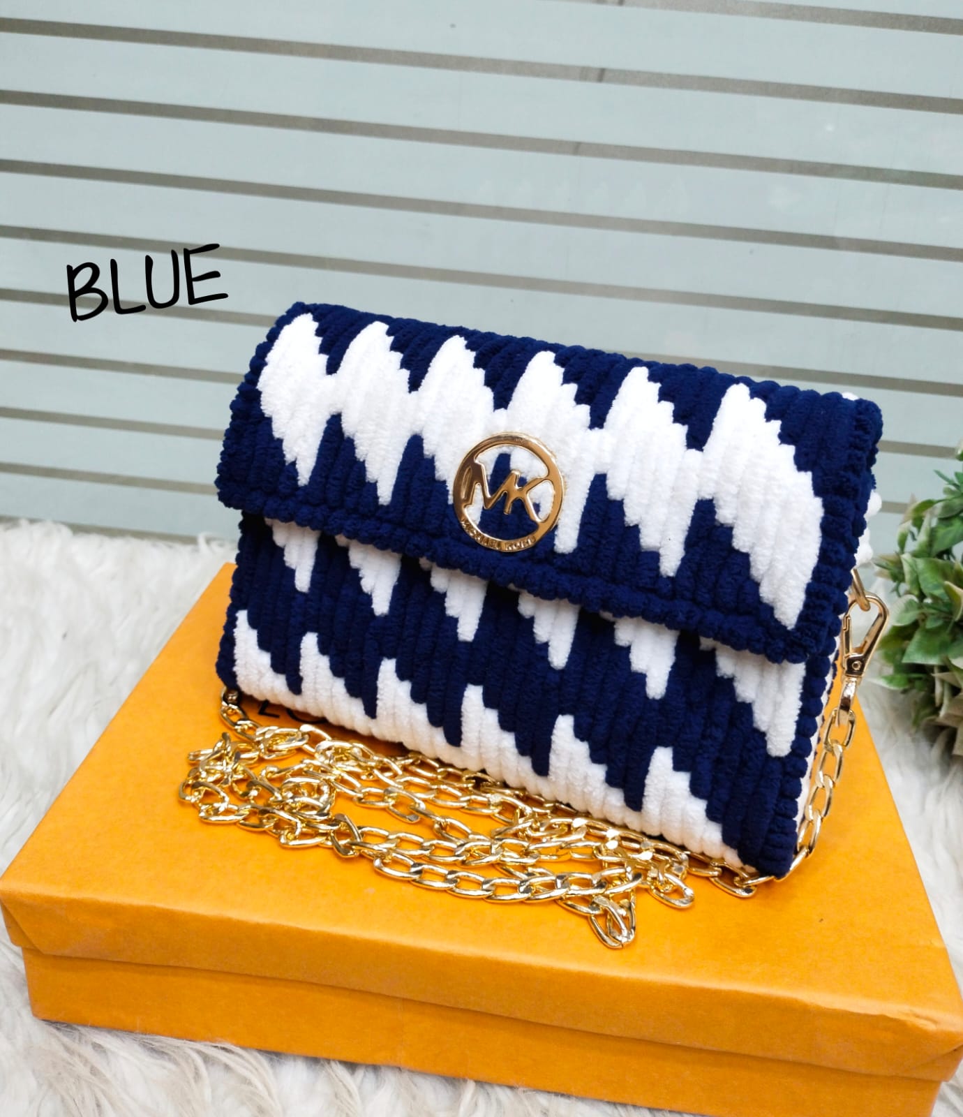 💖 TOP DEMANDING ARTICLE 💖    💖 M.K Woolen Handmade CLUTCH & Crossbody  For GIRLS 💖 ✨ *_Size : me